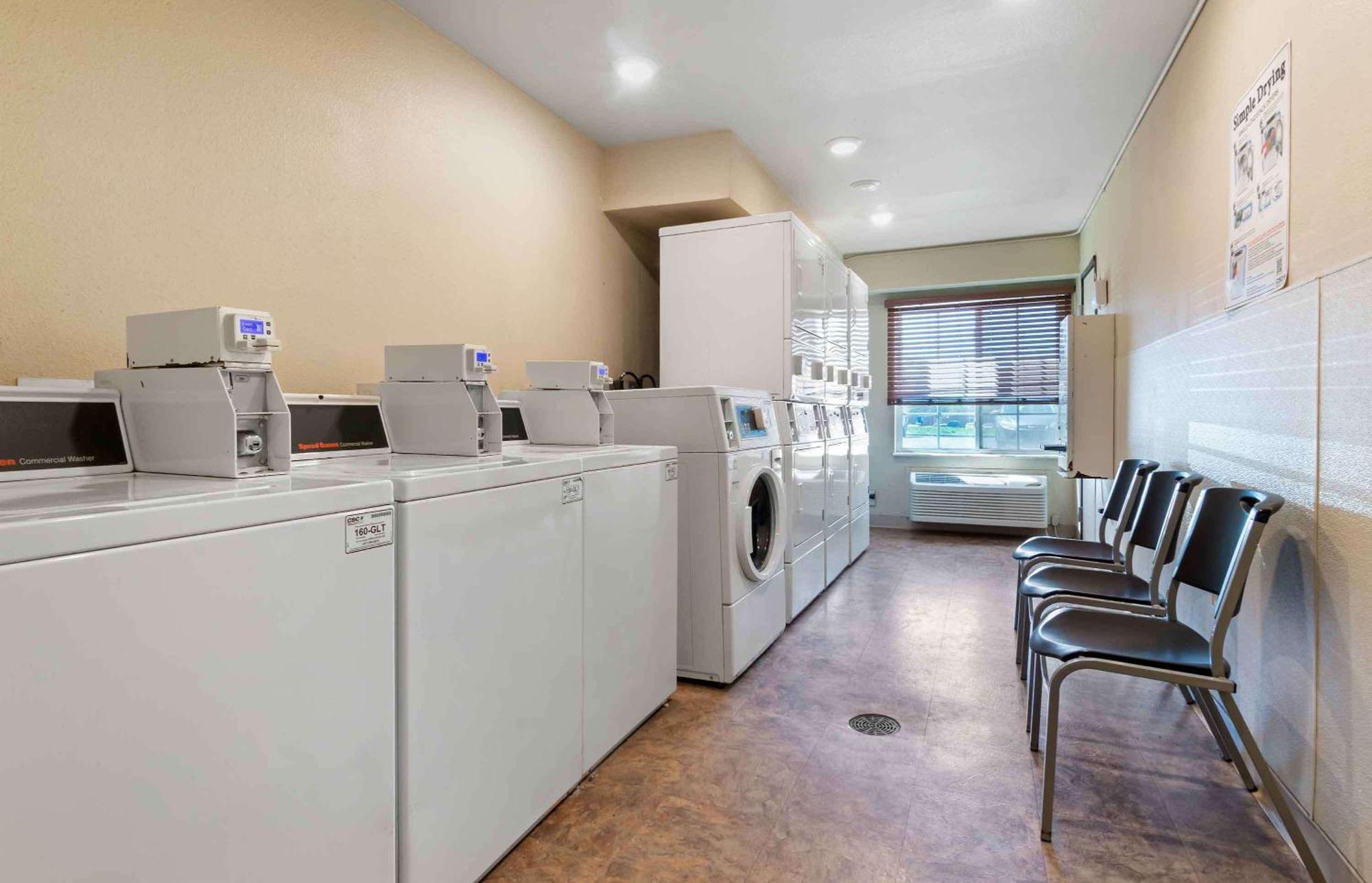 Extended Stay America Select Suites - Kansas City - South - I-49 מראה חיצוני תמונה